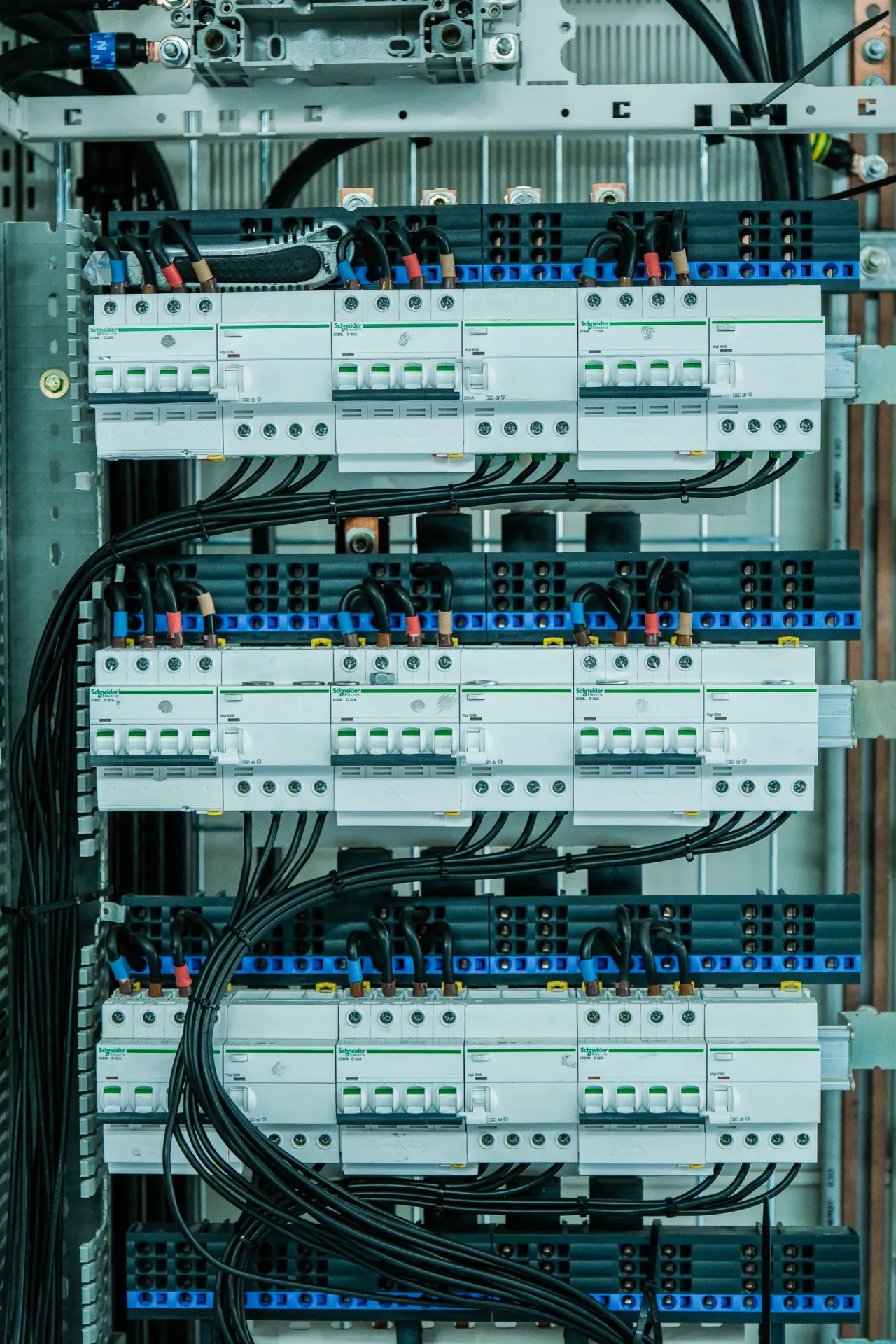 Armoire électrique câblée par l'équipe Build de Circular Datacenter